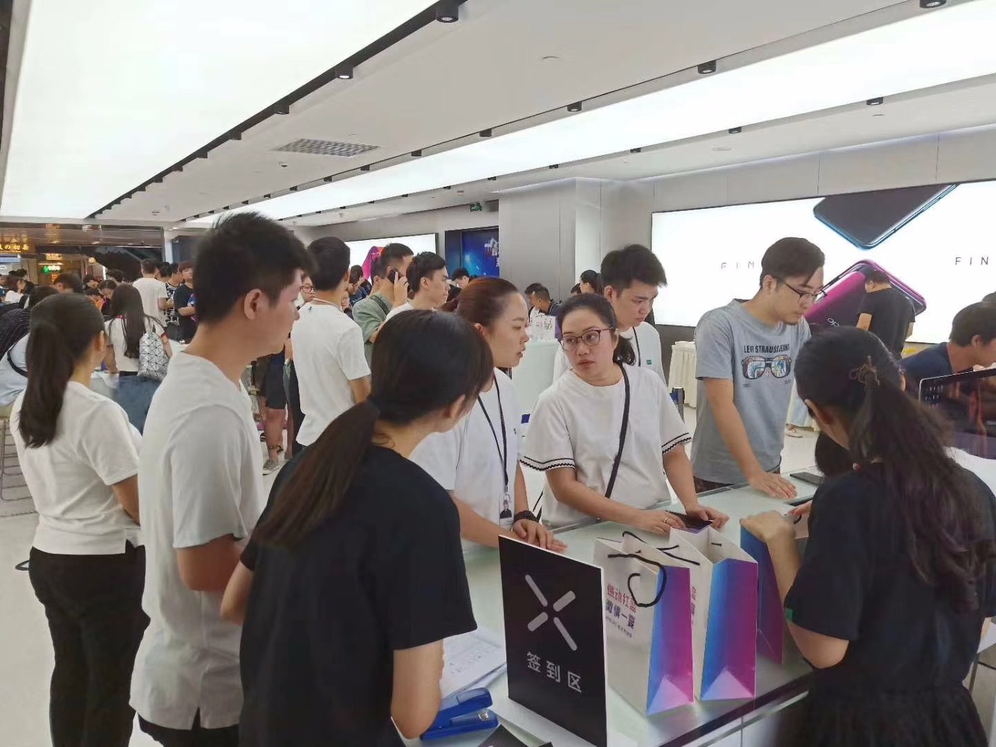 日本小哥买游戏机,日本小哥买华为手机