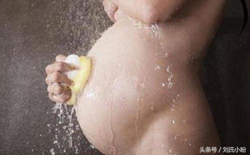 怀孕期间孕妈洗澡的2大禁忌,孕妇洗澡要避开肚子吗