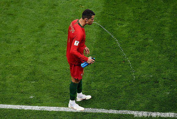 为什么球员在喝水的时候会吐水,为什么球员们都会喝完水吐掉