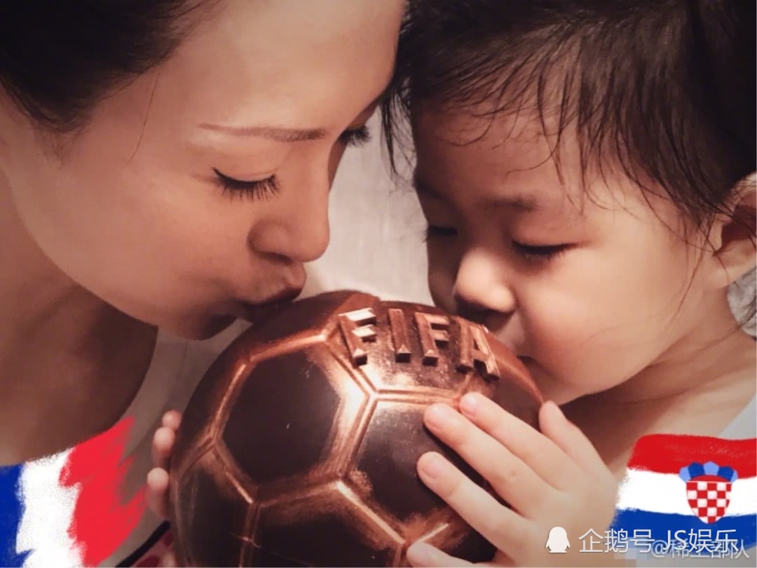 章子怡借世界杯与女儿秀幸福，母女同吻足球画面超温馨