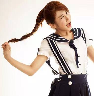 一款附有知性女神气质的编发教程,减龄好看的侧编发教学简单好上手