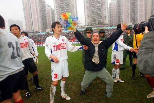 足球赛中球迷冲进足球场会处罚吗,足球赛上为队友出气