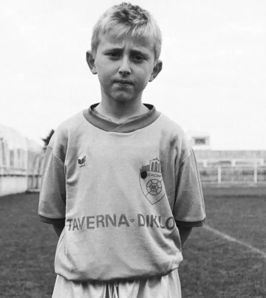 克罗地亚人脱下衣服震惊网友：哪有什么奇迹，只有普通人含泪奔跑