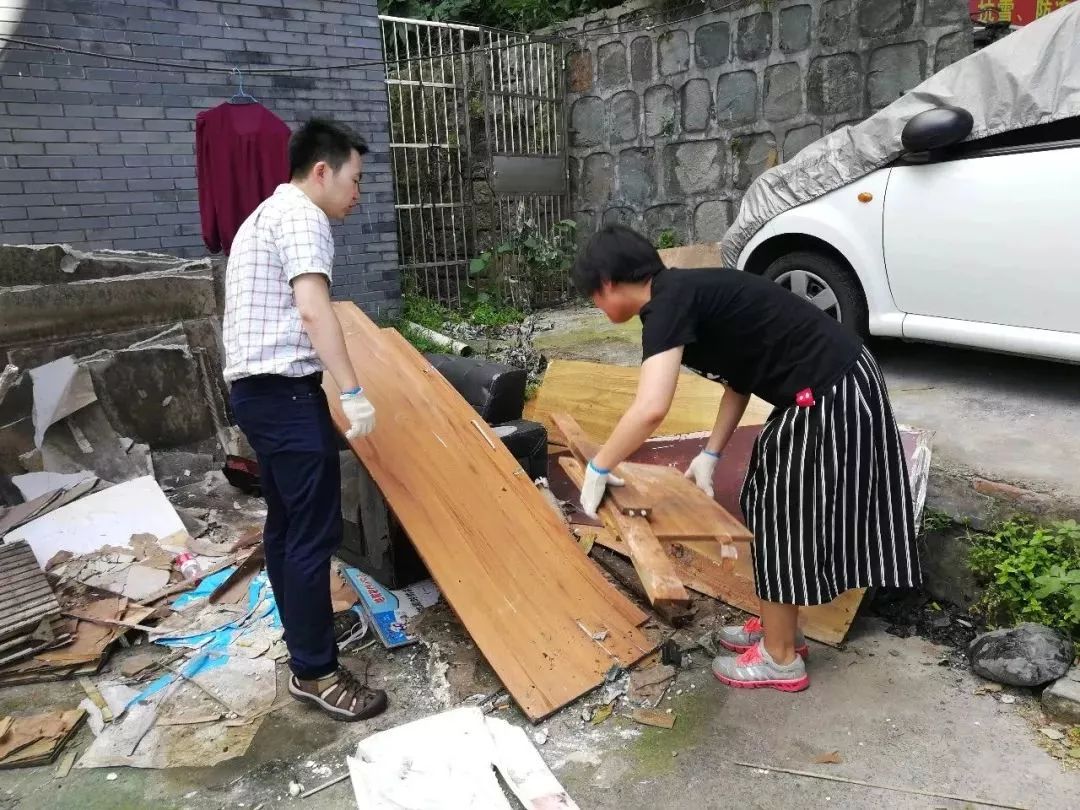 今天，有人在馒头山社区玩起了“快闪”……