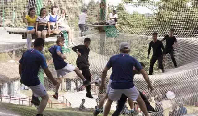 企鹅星主播化身足球宝贝天岳飞龙体验刺激飞跃之旅