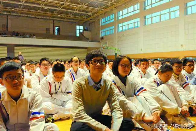 十三岁小孩网瘾跳楼,13岁孩子叛逆跳楼悬空35米