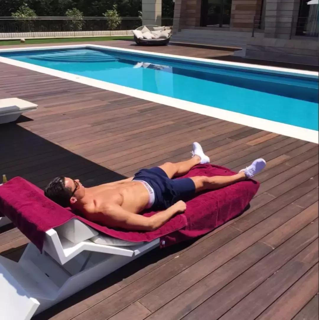 c罗和梅西的家,c罗梅西贝克汉姆豪宅对比