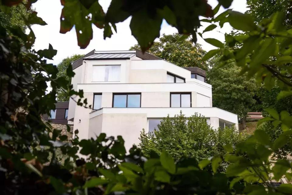 c罗和梅西的家,c罗梅西贝克汉姆豪宅对比