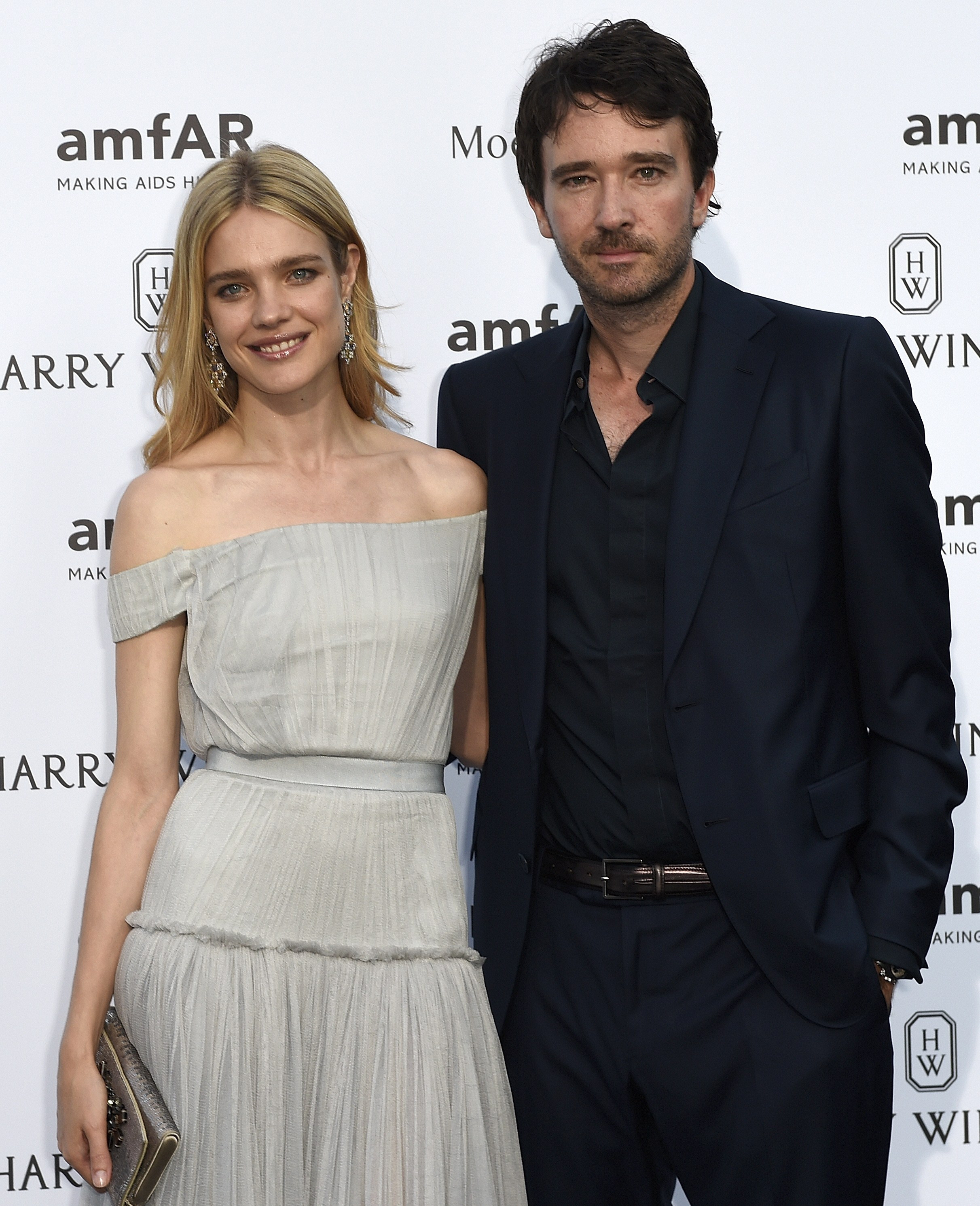 两人护送大力神杯,护送大力神杯的俄罗斯绝代佳人