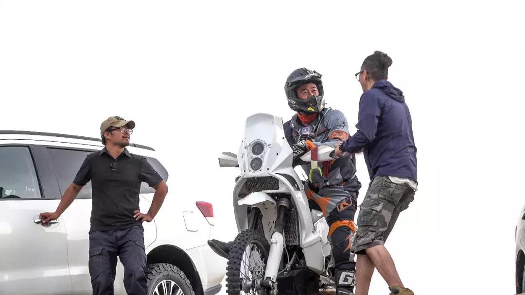 沙漠里把车开到起飞，这才是男人该玩的游戏｜远途心路