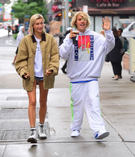 haileybieber秀戒指,justinbieber海莉钻戒