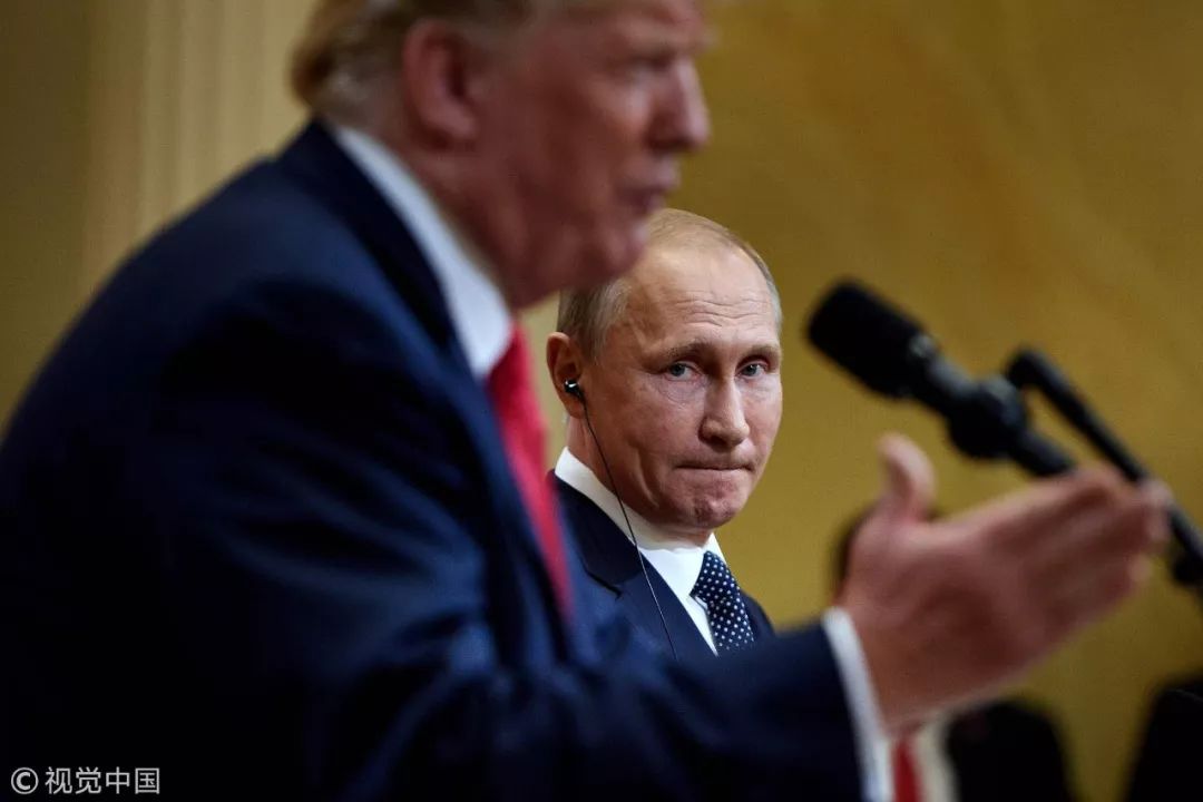 普京迟到、特朗普挤眼睛、记者会上赠球……“普特会”有哪些细节？