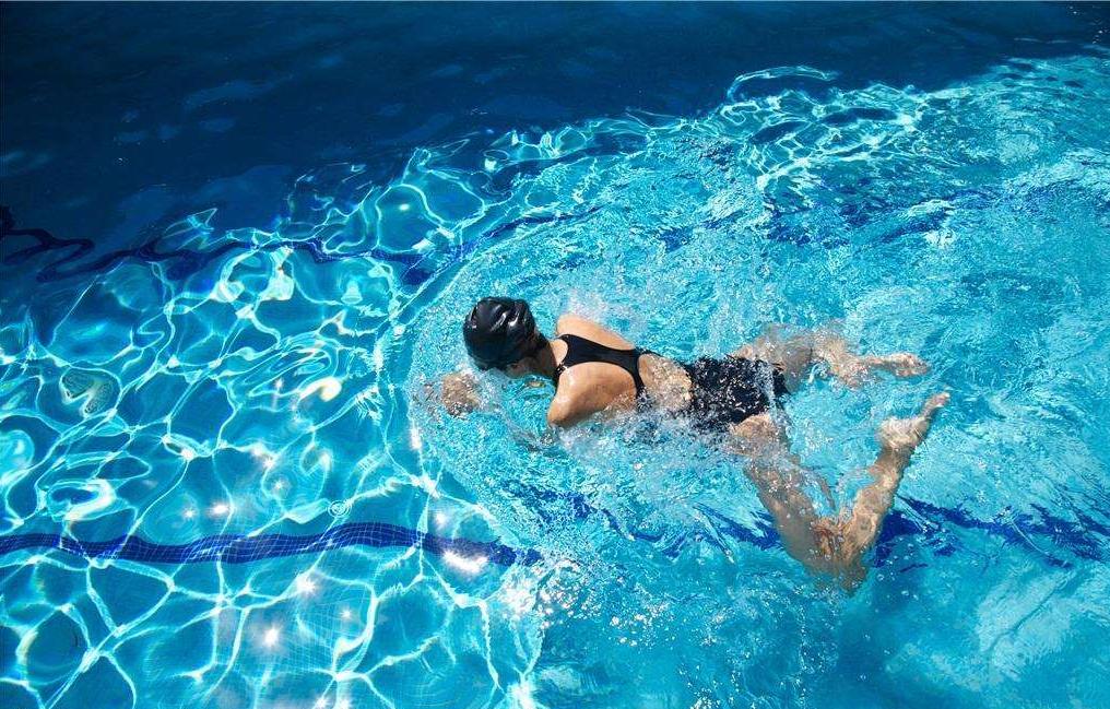 游泳哪个动作减肥最快有效,游泳减肥的正确方法快速甩掉脂肪