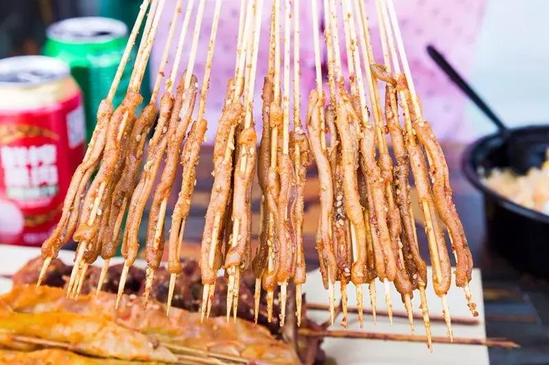 炸串刷“神酱”！路过不一定会进的小店，竟吃出了童年的味道！