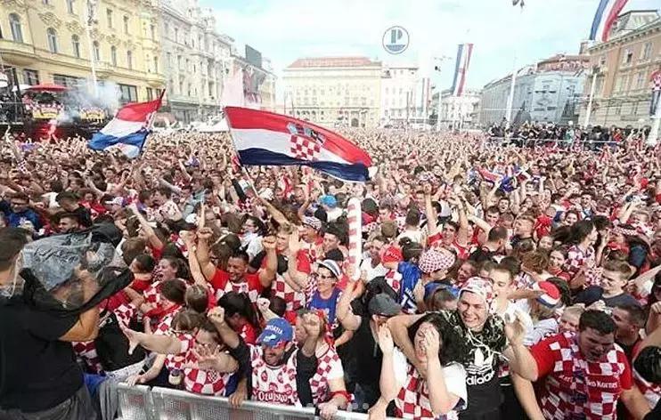 战机护航直播,克罗地亚首都数万球迷狂欢庆祝