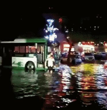 「杏林微科普」暴雨天，外出蹚水淋雨，小心得了脉管炎！
