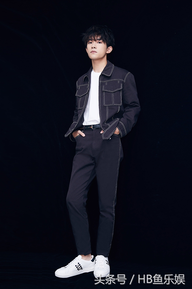 易烊千玺出关首次机场现身,易烊千玺出场秀合集