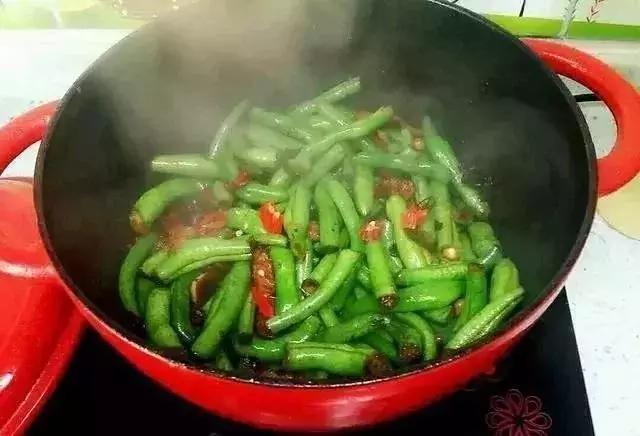 豆角炒不熟是怎么回事,豆角炒的不怎么熟能吃吗