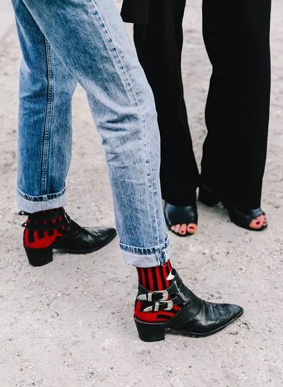 当我们穿着相同鞋子的时候,只有袜子能代表你的个性了