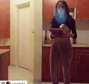 这位“不务正业”的天气女郎因足球一踹成名