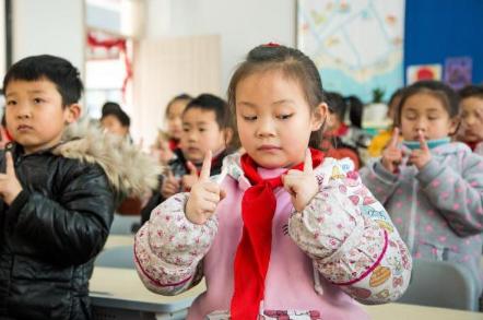 少儿眼睛近视训练营,小学生近视200做视力训练有用吗