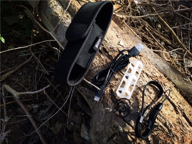 一射就是一大片，务本A214200流明直充强光手电实测