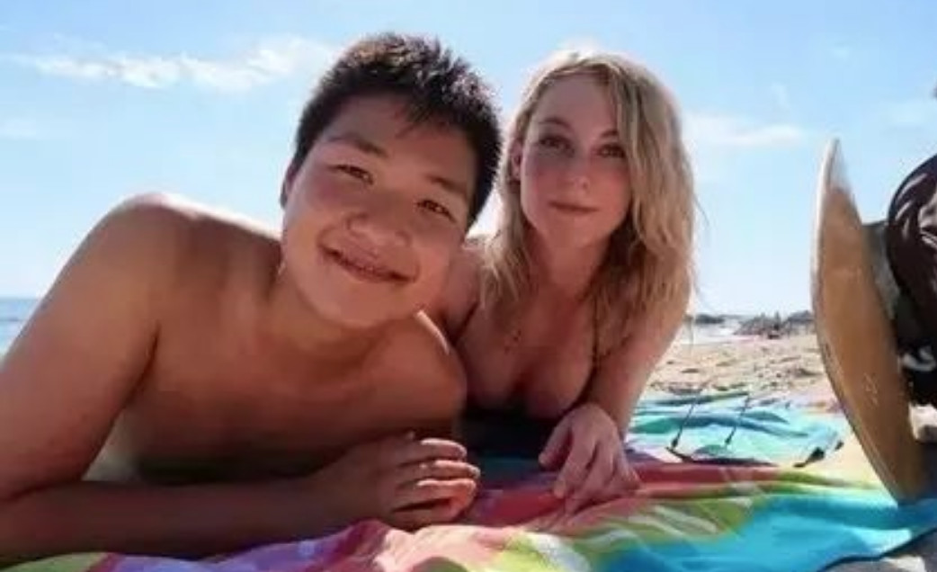 白人女子骂亚裔小伙,白人大骂亚裔女子