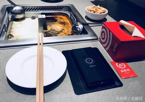 米家茵战智能足球开箱，高颜值+无线充电，科技感十足！