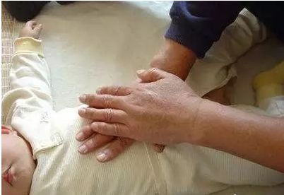 宝宝胀肚子推拿手法,宝宝涨肚怎么用手敲