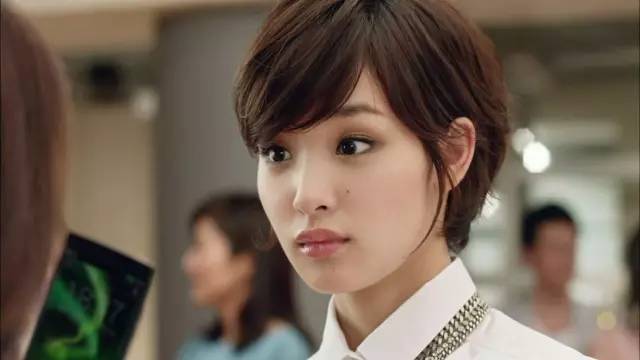 在家怎么把短发剪得有层次感,短发前方怎么剪得更自然