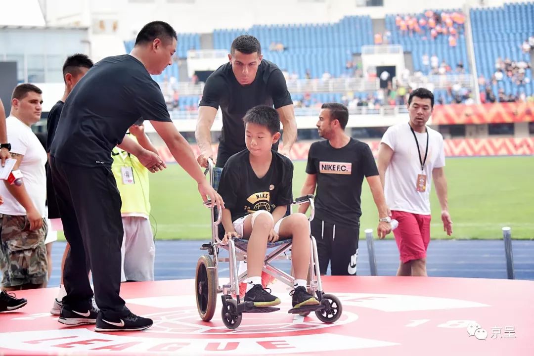 足球赛场和梅西击掌的小伙,小球童和c罗击掌后的反应