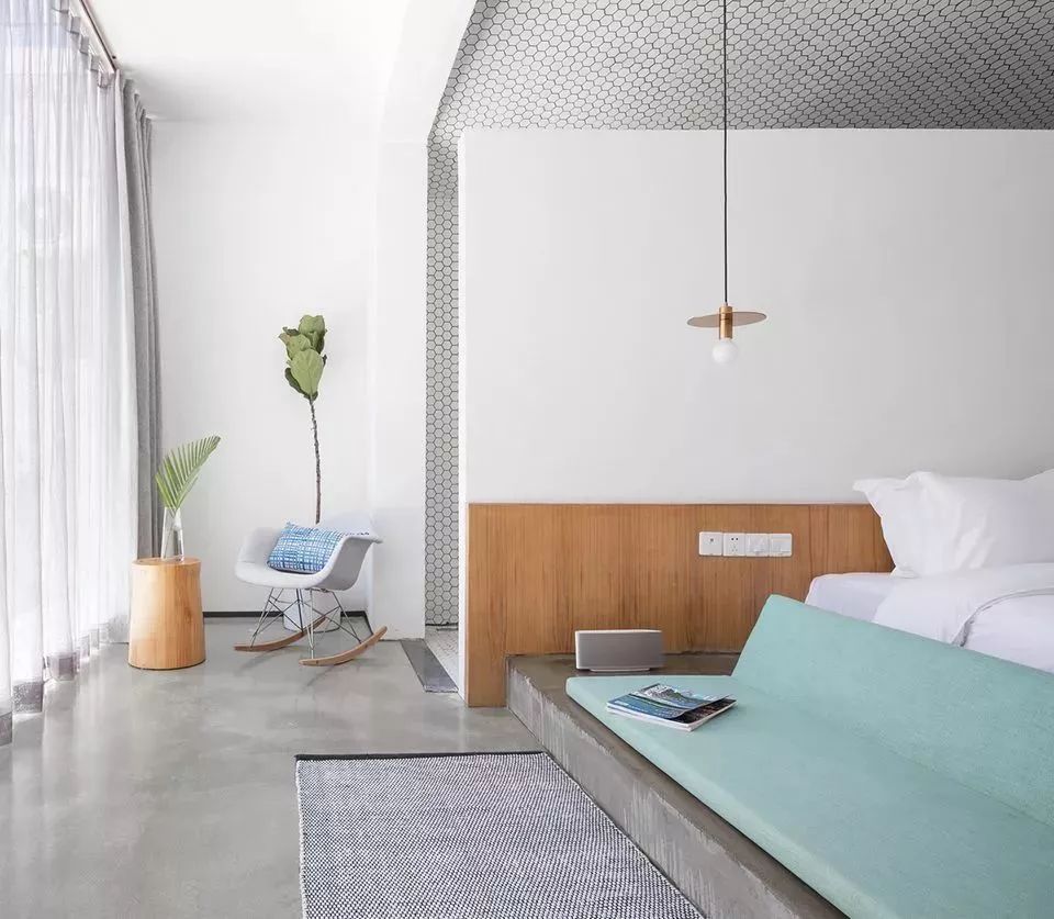 自称“射鸡师”！这个“不太正经”的设计师把酒店开了半个中国，今年终于到杭州了！