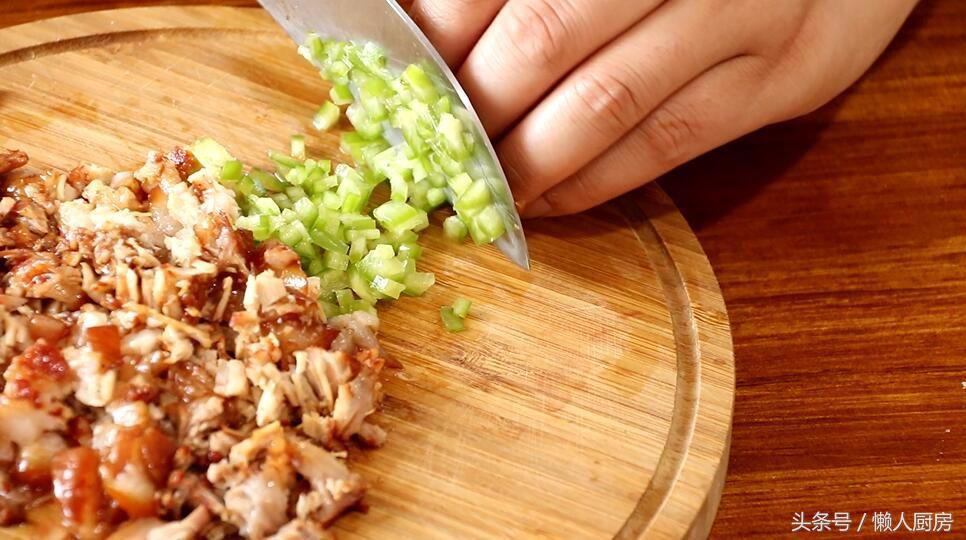 家庭版荷叶饼肉夹馍怎么做,早餐荷叶饼肉夹馍家常做法