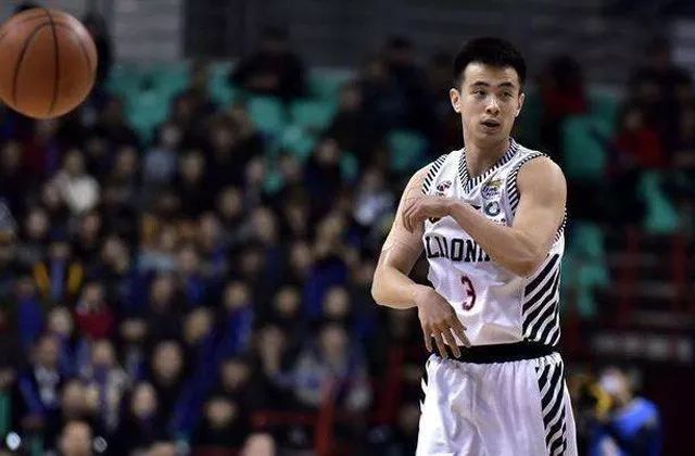 想成为球神该怎么练足球,如何进行无球跑位摆脱防守人