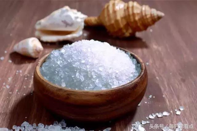 嘴抿起来有小疙瘩,如何去除嘴下的小疙瘩