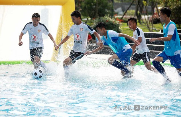 炎炎夏日户外游泳清凉一下,炎炎夏日水上冲浪带给你酷爽体验