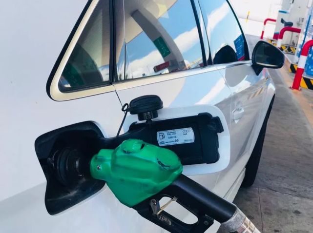 开着奥迪自驾的小姐姐,开着百万奥迪的小姐姐