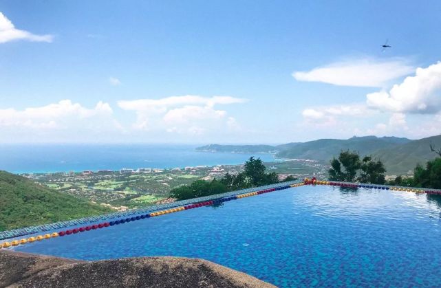 开着奥迪自驾的小姐姐,开着百万奥迪的小姐姐