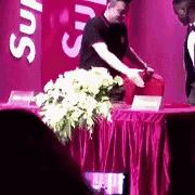 supreme专卖店买东西是真的吗 (深圳supreme真假辨别)