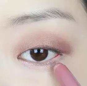 单眼皮适合的画眼线方法,单眼皮不同眼型怎么画眼线