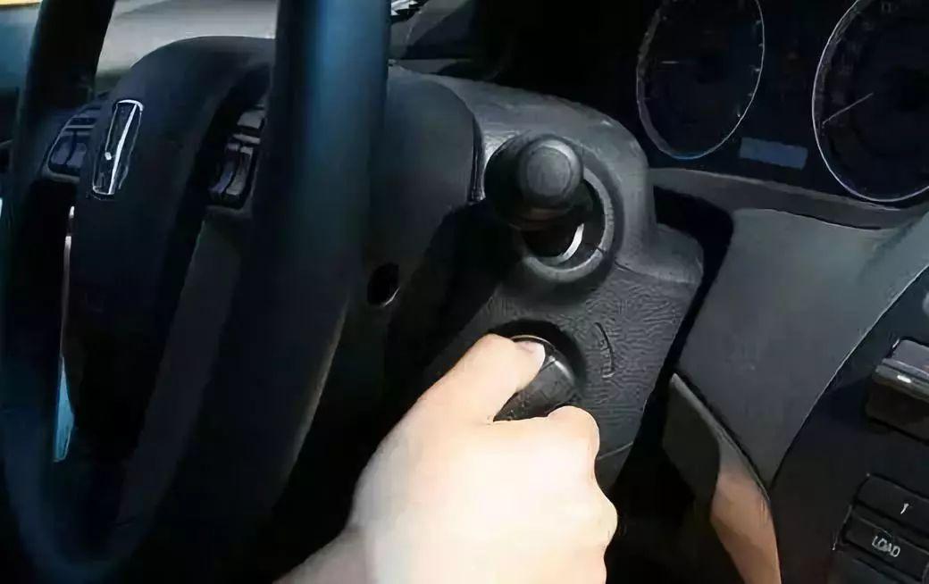 方向盘卡死后自动恢复,方向盘卡死打不动是什么原因