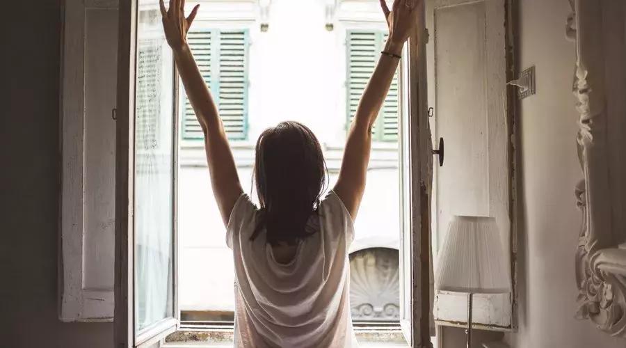 孩子发热不能大意一定要去看,孩子发热是症状大人不要焦虑