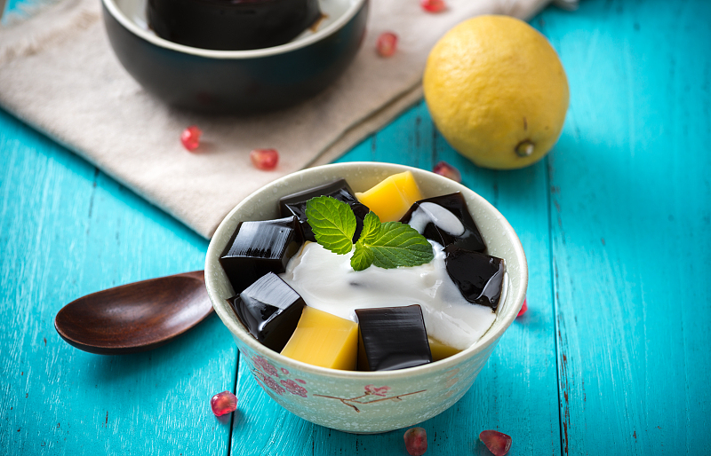 大暑节气食物烧仙草,烧仙草是夏天极受欢迎的消暑食物