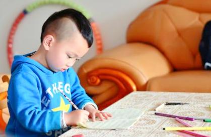 孩子上课说话自控能力差怎么办,关于自控能力差的孩子管教的方法