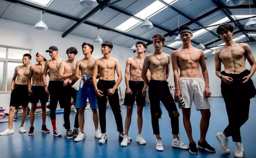 看似光鲜亮丽背后的心酸谁又能懂,外表看着光鲜没人知道背后的辛苦