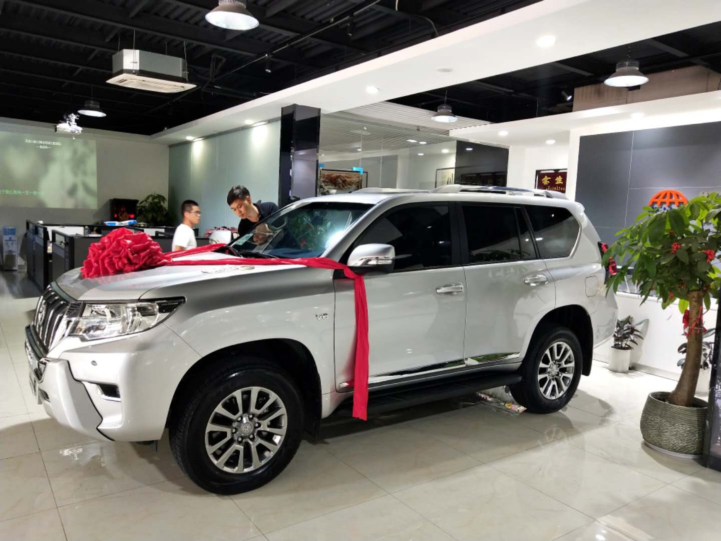 丰田霸道提车需要多少钱,丰田霸道2700绿色老款