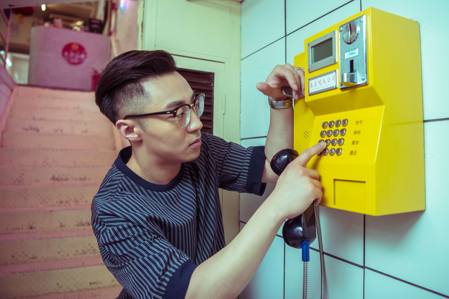 他是新与旧的对立面对话Hollister店铺经理Edward