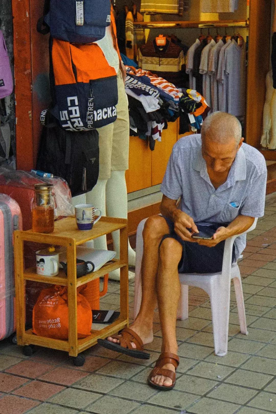 几乎每个莞城人都在这家店买过书包，如今却要跟它说再见了……
