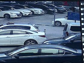 新手司机试驾五菱神车,新手司机连撞三辆车