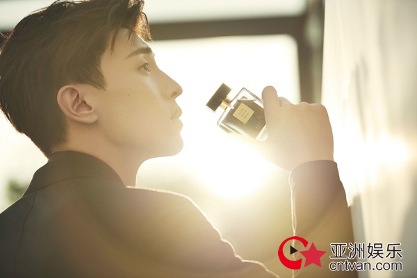 AVON雅芳小黑裙优雅升级，邓伦出任全球首位“香氛引力官”